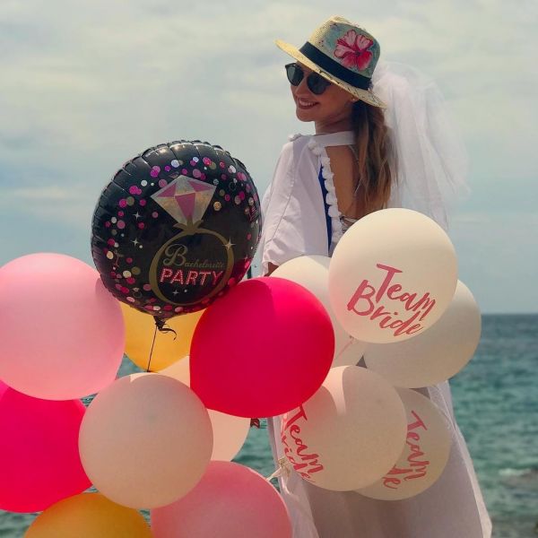 Λίγο πριν ανέβει τα σκαλιά της εκκλησίας, έκανε το bachelorette πάρτι της