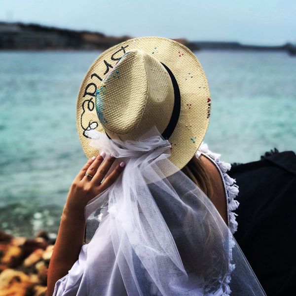 Λίγο πριν ανέβει τα σκαλιά της εκκλησίας, έκανε το bachelorette πάρτι της