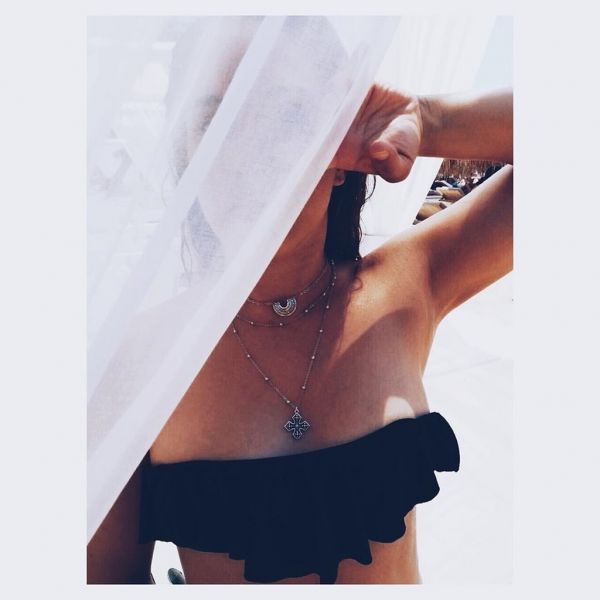 Η Αντιγόνη Ψυχράμη ποζάρει με μαγιό 8 μήνες μετά τη γέννηση του γιου της