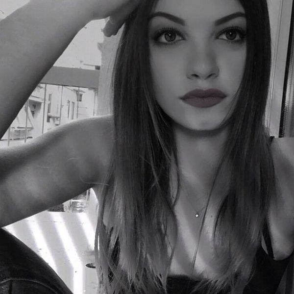 Τζένη Καζάκου: Πόσο όμορφη και πόσο ίδια με τη γιαγιά της Τζένη Καρέζη;