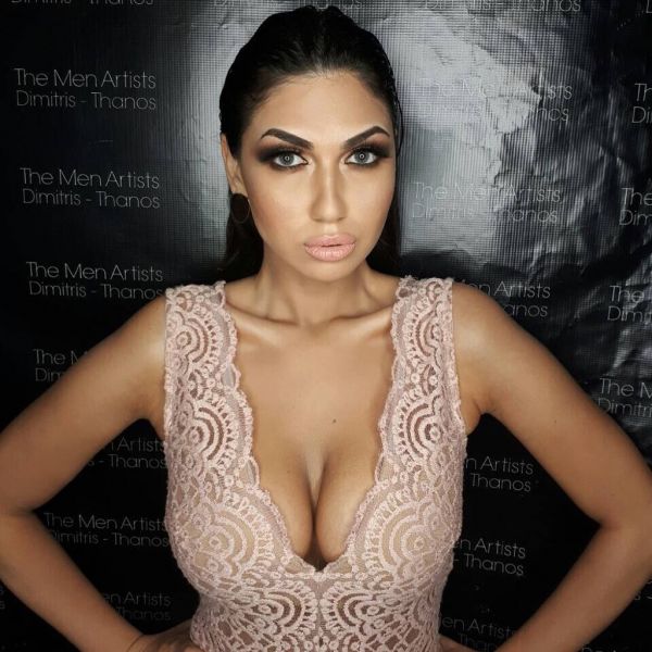 Η Κυριακή του Power of love ποζάρει με μαγιό και… ρίχνει το Instagram