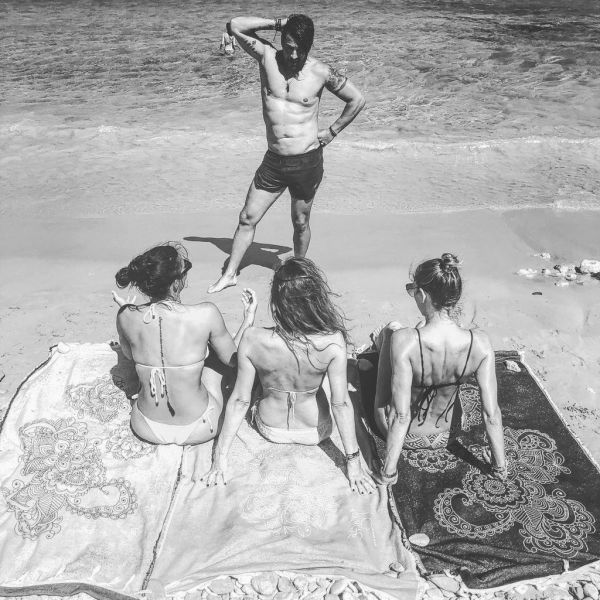 Ο Γιάννης Αϊβάζης και τα «καυτά» κορίτσια του στην παραλία!