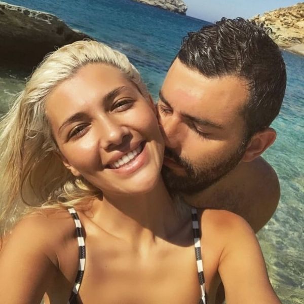 Η Ελένη κάνει tour στα ελληνικά νησιά και ο αδερφός της βρίσκεται με το κορίτσι του στην Άνδρο!
