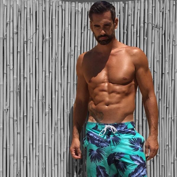 Survivor 2: Πρώην παίκτης μας δείχνει τους απίστευτους κοιλιακούς του