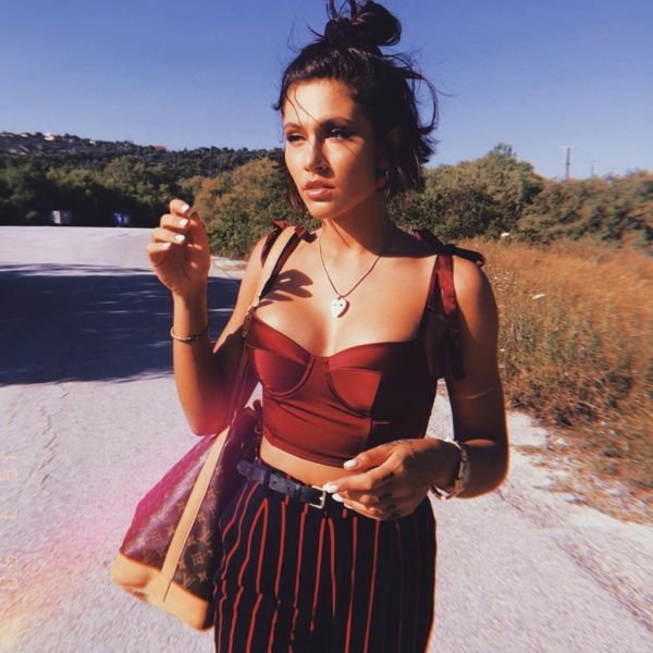 Ελληνίδα τραγουδίστρια πήγε για μπάνιο με τους γονείς της και τους φωτογράφισε στην παραλία