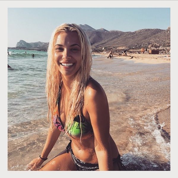 Λάουρα Νάργες: Ποζάρει με νάζι σε παραλία της Κρήτης