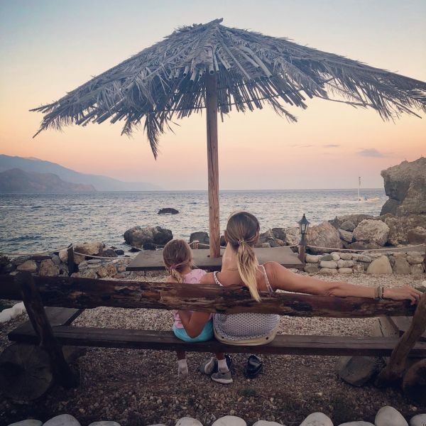 Η Ζέτα Δούκα αγναντεύει το απέραντο γαλάζιο με την κόρη της – Το τρυφερό σχόλιο του άντρα της 