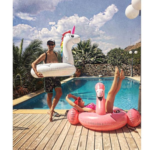 Φαραζή-Μουμούρης: Βουτιές στην πισίνα με… φλαμίνγκο