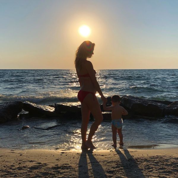 Εγκυμονούσα παρουσιάστρια απολαμβάνει τις βουτιές με την οικογένειά της στη Χαλκιδική