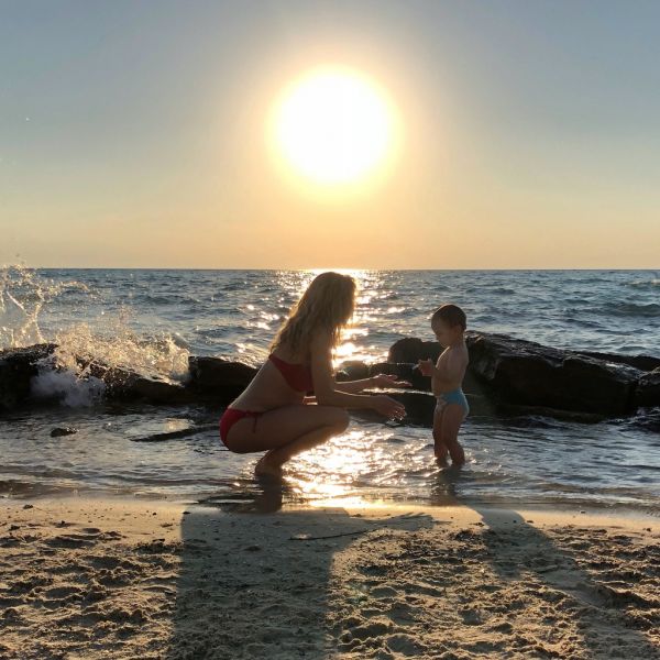 Εγκυμονούσα παρουσιάστρια απολαμβάνει τις βουτιές με την οικογένειά της στη Χαλκιδική