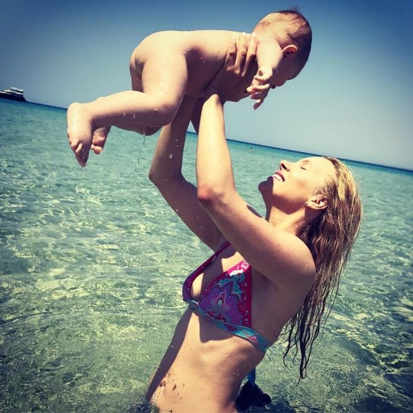 Εγκυμονούσα παρουσιάστρια απολαμβάνει τις βουτιές με την οικογένειά της στη Χαλκιδική