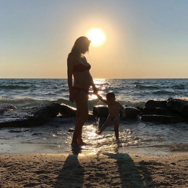 Εγκυμονούσα παρουσιάστρια απολαμβάνει τις βουτιές με την οικογένειά της στη Χαλκιδική