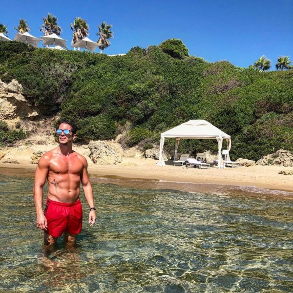 Δείτε τους κοιλιακούς του Οικονομόπουλου και θα πάθετε πλάκα