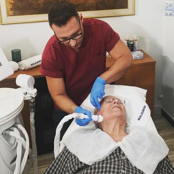 Και ο Κώστας Βουτσάς κάνει το… beaute του