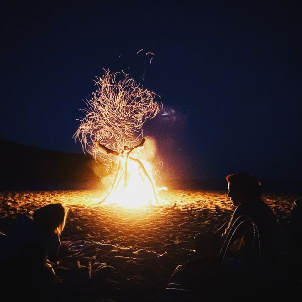 Ελένη Μενεγάκη: Το τελευταίο Σαββατοκύριακο στα Άχλα ψήνει κρέας στην παραλία με φίλου της (φωτο)