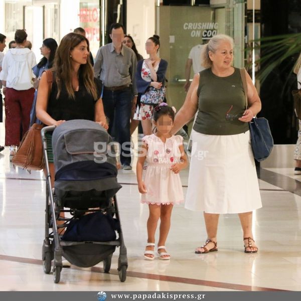 Σταματίνα Τσιμτσιλή: Για ψώνια με τα παιδιά και τη μητέρα της