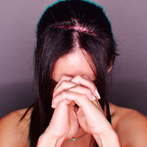 Η Βούλγαρη συγκλονίζει – Έναν χρόνο μετά την επέμβαση στο κεφάλι δείχνει την τομή και μιλάει για όλα