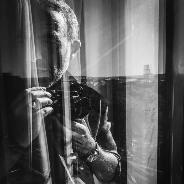 Νίκος Αλιάγας: Το περιστατικό με τις φωτογραφίες των γονιών του και η έκθεσή του στο Παρίσι