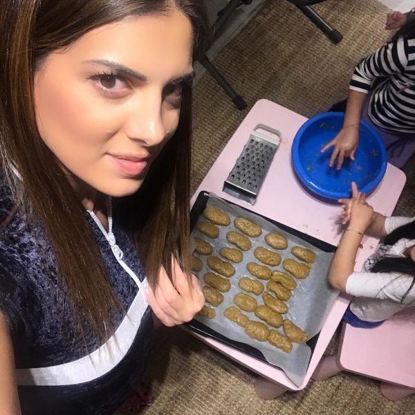 Σταματίνα Τσιμτσιλή: Έφτιαξε μελομακάρονα με τις κόρες της  