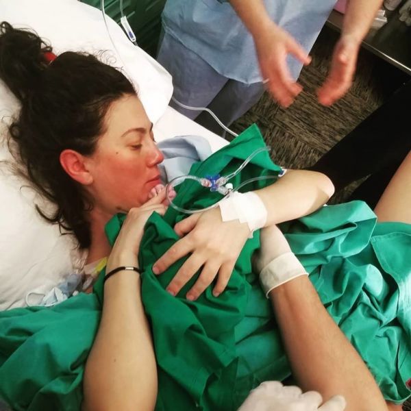 Έλληνας ηθοποιός έγινε πατέρας και το ανακοίνωσε στο facebook: «Κόσμε, γεννήθηκε η κόρη μου»