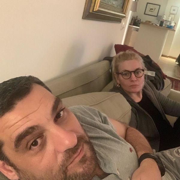 Ελισάβετ Μουτάφη – Μάνος Νιφλής: Απολαμβάνουν το βράδυ τους στο σπίτι – Η selfie στο σαλόνι τους