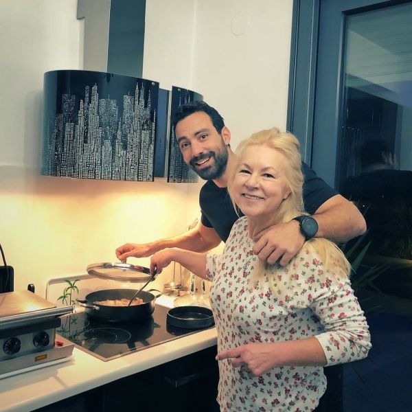 Σάκης Τανιμανίδης: Δείτε τον στην κουζίνα να μαγειρεύει με τη μητέρα του 