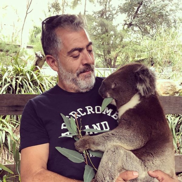 Πασίγνωστος ηθοποιός ποζάρει αγκαλιά με ένα... κοάλα!