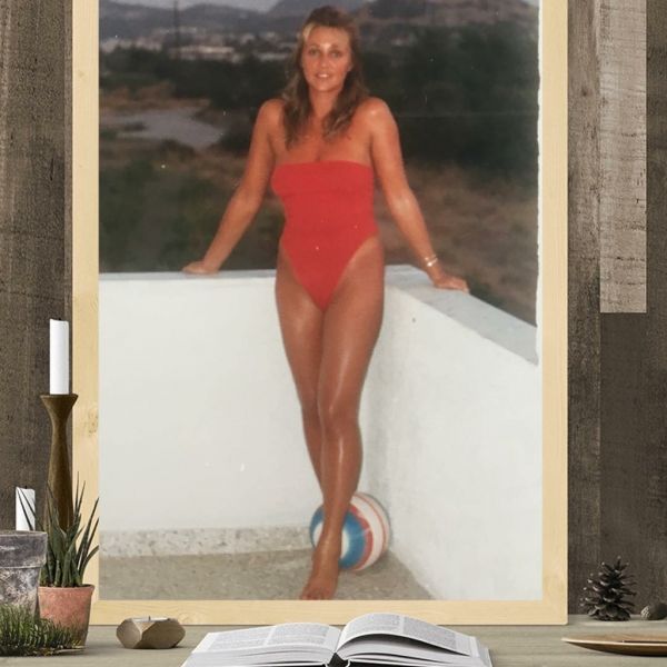 Απίστευτο: Η Ρούλα Κορομηλά ποζάρει αλά Baywatch με κόκκινο μαγιό!