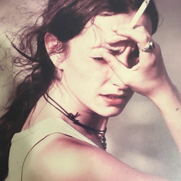 Η Ρoύλα Ρέβη όπως δεν την έχετε ξαναδεί! Ποζάρει στα 19 της με μαύρα μαλλιά!