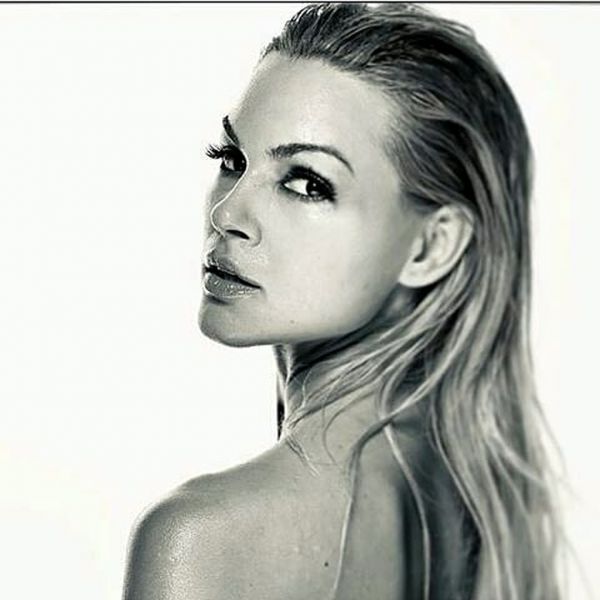 Βίκυ Κάβουρα: «Με γοητεύουν οι άντρες που έχουν πάρει τη ζωή στα χέρια τους από µικροί»