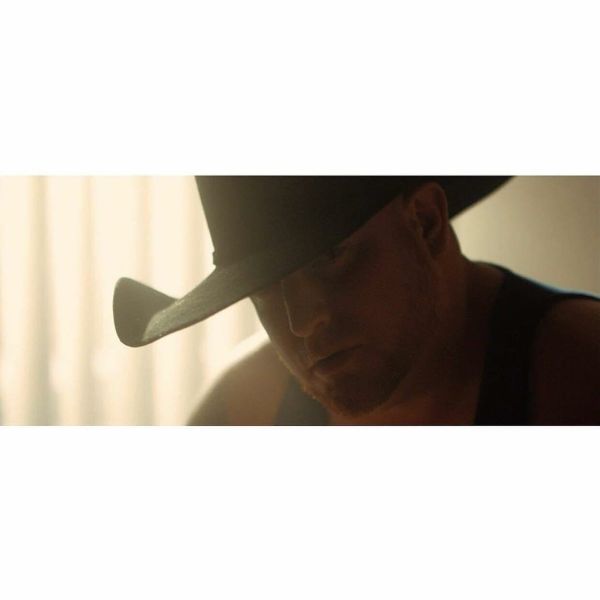 ΣΟΚ: Γνωστός τραγουδιστής αυτοπυροβολήθηκε κατά λάθος στα γυρίσματα video clip και πέθανε 