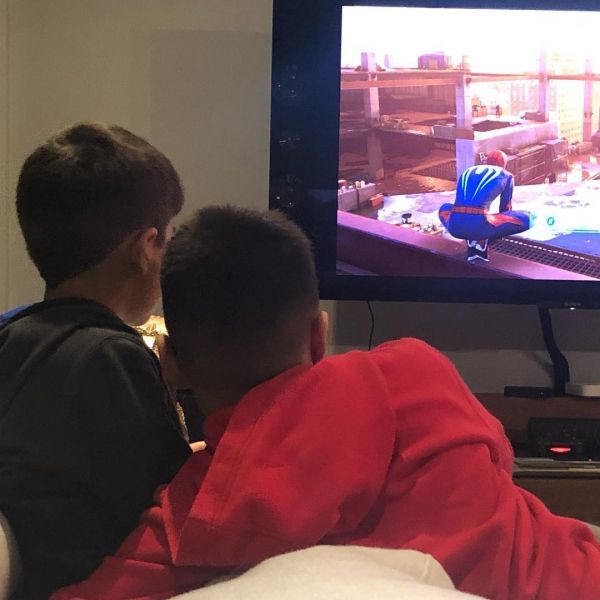 Οι γιοι του παίζουν video games