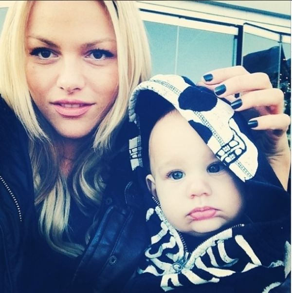 Τα πρώτα Χριστούγεννα με τον γιο της για γνωστή τραγουδίστρια