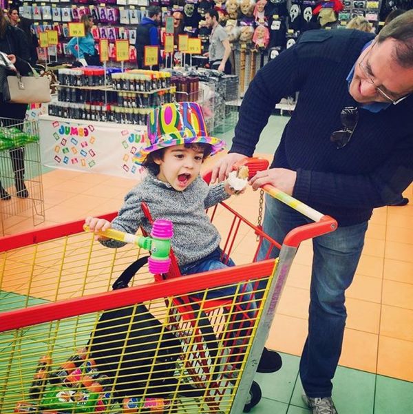 Αποκριάτικα ψώνια με τον πατέρα και τον γιο της