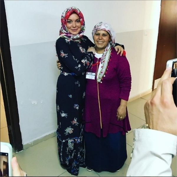 H Lohan στο πλευρό των προσφύγων