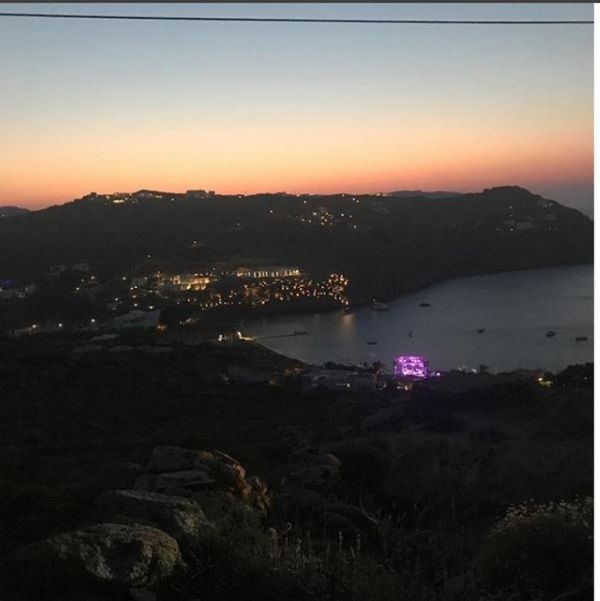 Σοφία Καρβέλα: Οι διακοπές στη Μύκονο με τα παιδιά και την μητέρα της, Άννα Βίσση