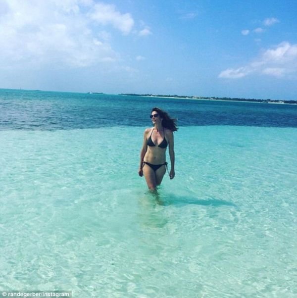 Cindy Crawford: Ο σύζυγός της ανέβασε στο Instagram φώτο της με μαγιό