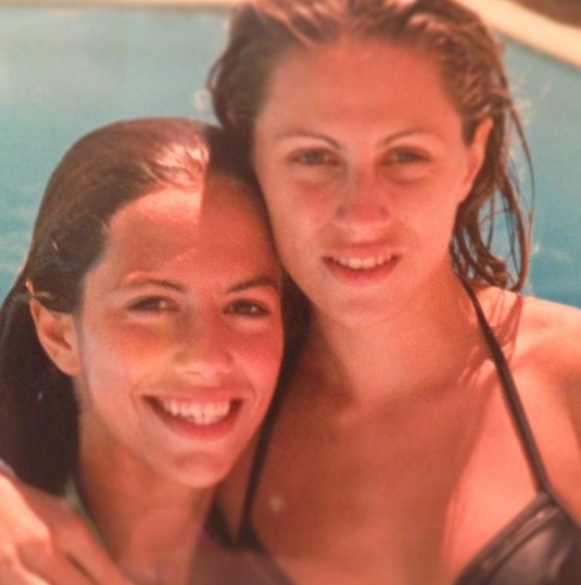 Η γνωστή ηθοποιός ποζάρει αγκαλιά με την αδελφή της πριν μερικά χρόνια (Την αναγνωρίσατε;)