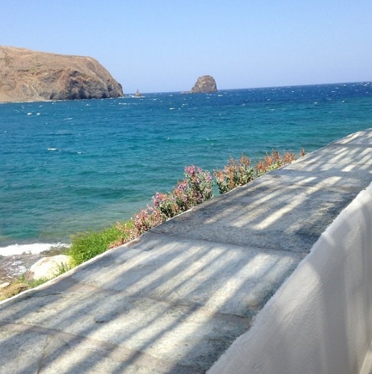 Demy-Άκης Πετρετζίκης: Φωτογραφίες από την εξόρμησή τους στη Μήλο