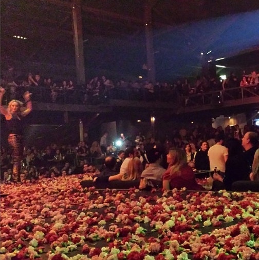 Χαλί από λουλούδια για την… 