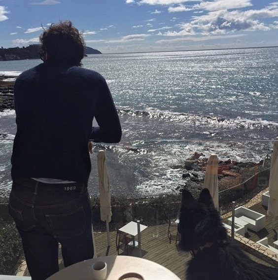 Αθηνά Οικονομάκου: Ξύπνησε αγκαλιά με τους άντρες της