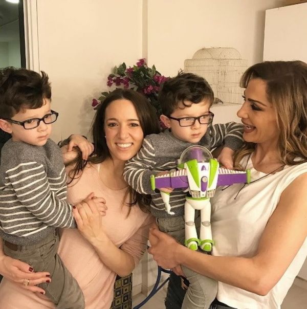 Καλομοίρα: Στο θέατρο με τα δίδυμά της