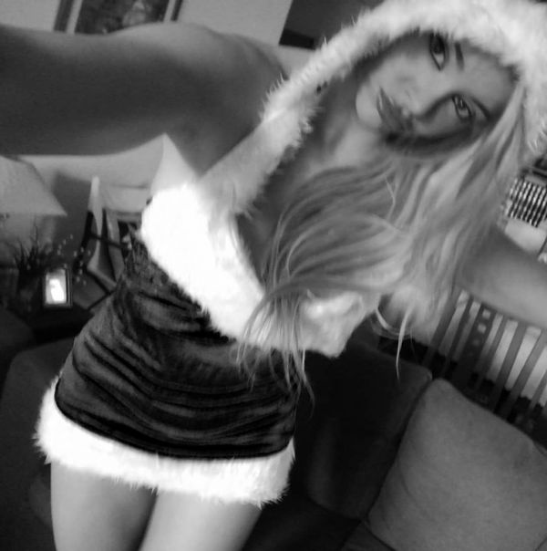 Ρία Αντωνίου: Ντύθηκε σέξι Aγιοβασιλίτσα και μοιράζει δώρα στον αντρικό πληθυσμό