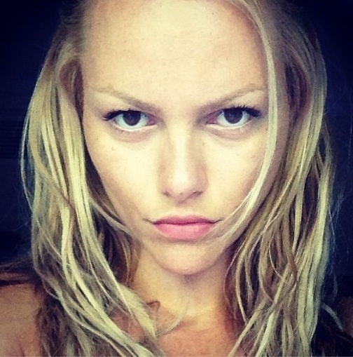 Η Νάταλι Θάνου άλλαξε και πάλι look. Δείτε την άβαφη και… με αλλαγμένο μαλλί