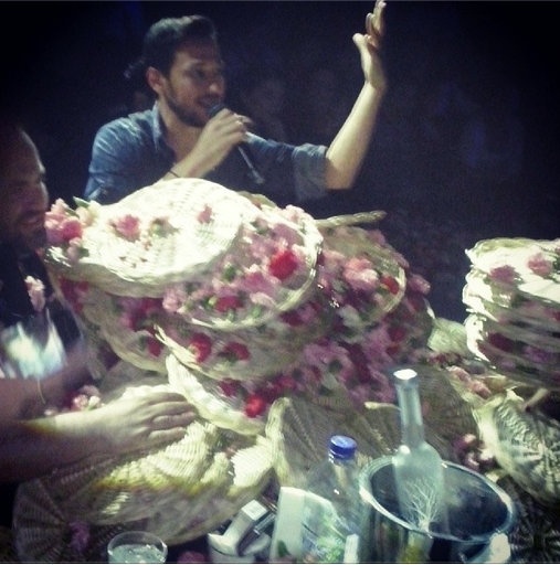 Ποιον τραγουδιστή «έχτισαν» χθες το βράδυ με λουλούδια;