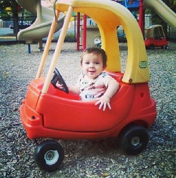 Δείτε τα δίδυμα της Καλομοίρας να οδηγούν αυτοκινητάκια!