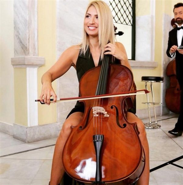 Η Μαρία Ηλιάκη και το βιολοντσέλο ανάμεσα στα πόδια της