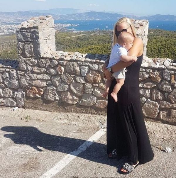 Ελευθερία Παντελιδάκη: Στην εκκλησία με τον γιο της 