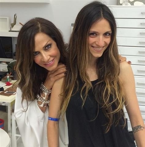 Σοφία Καρβέλα: Με τον γιο της στη Μύκονο για τη συναυλία της μητέρας της (φωτο)