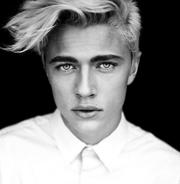 Το μοντέλο-Μορμόνος που… κλέβει καρδιές